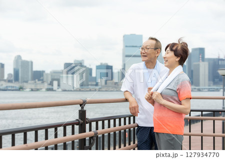 スポーツウェアを着たシニアの男女 127934770