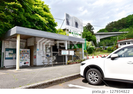 日光市 会津鬼怒川線の龍王峡駅と龍王峡駐車場と新緑 日光市 会津鬼怒川線の龍王峡駅と龍王峡駐車場と新緑 127934822
