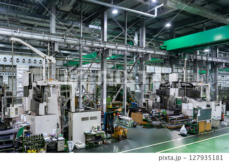 工作機械の並ぶ工場の内観 127935181