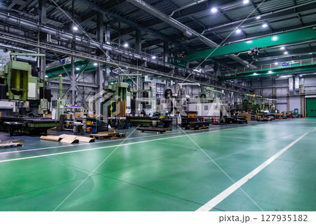 工作機械の並ぶ工場の内観 127935182