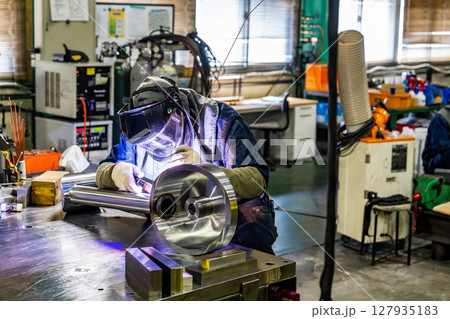 工場で溶接作業をする作業員 127935183