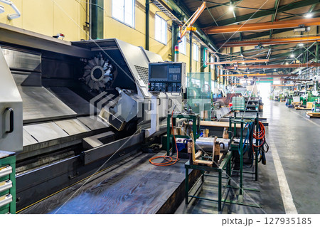 工作機械の並ぶ工場の内観 工作機械の並ぶ工場の内観 127935185