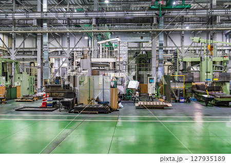 工作機械の並ぶ工場の内観 工作機械の並ぶ工場の内観 127935189