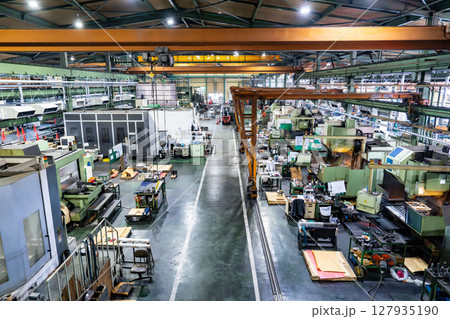 工作機械の並ぶ工場の内部俯瞰 127935190