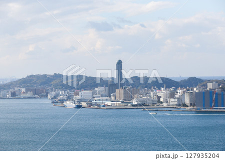 北九州市 門司港レトロ展望室から見た下関市街 海峡ゆめタワー方面 北九州市 門司港レトロ展望室から見た下関市街 海峡ゆめタワー方面 127935204