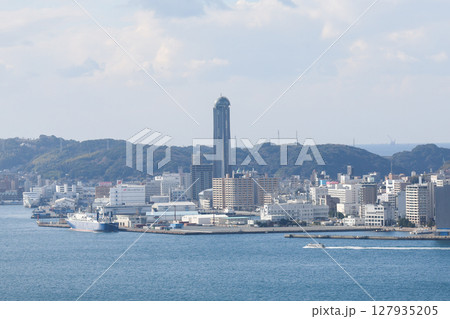 北九州市　門司港レトロ展望室から見た下関市街　海峡ゆめタワー方面 127935205