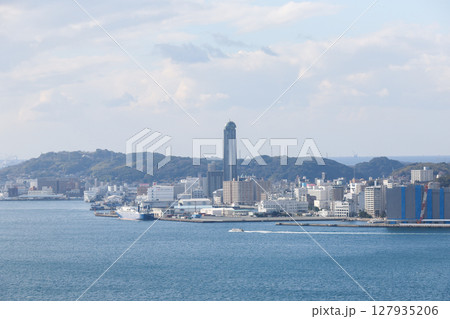 北九州市 門司港レトロ展望室から見た下関市街 海峡ゆめタワー方面 北九州市 門司港レトロ展望室から見た下関市街 海峡ゆめタワー方面 127935206