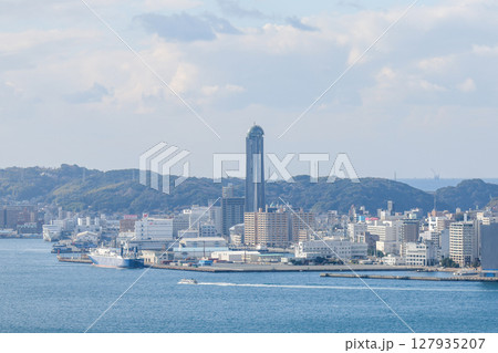 北九州市　門司港レトロ展望室から見た下関市街　海峡ゆめタワー方面 127935207