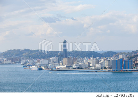 北九州市 門司港レトロ展望室から見た下関市街 海峡ゆめタワー方面 北九州市 門司港レトロ展望室から見た下関市街 海峡ゆめタワー方面 127935208