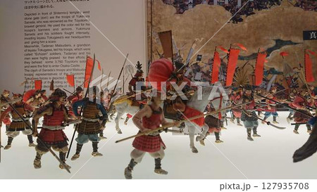 戦うミニチュア 127935708