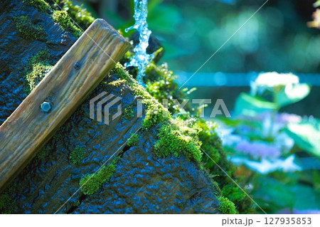 水車に落ちる水 127935853