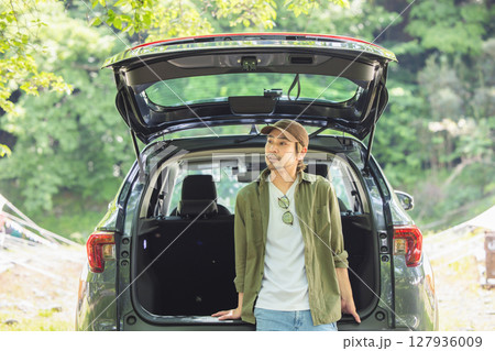 アウトドアを楽しむ男性 アウトドアを楽しむ男性 127936009