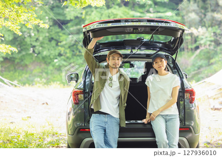 車のトランクに座るカップル 127936010