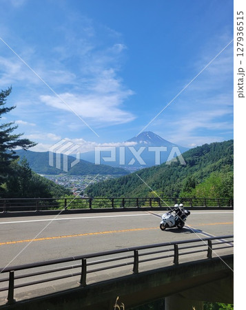 爽やかな夏の青空と富士山 127936515