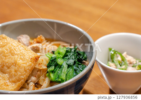 きつねうどんと鶏肉の具材が乗った温かい夕食うどん きつねうどんと鶏肉の具材が乗った温かい夕食うどん 127936856