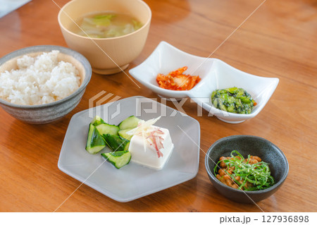 冷奴と納豆、味噌汁が並ぶシンプルな和朝食 127936898