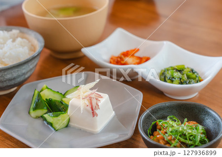 冷奴と納豆、味噌汁が並ぶシンプルな和朝食 127936899