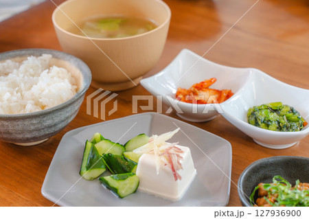 冷奴と納豆、味噌汁が並ぶシンプルな和朝食 127936900