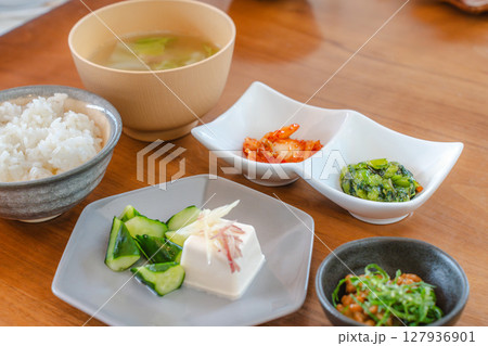 冷奴と納豆、味噌汁が並ぶシンプルな和朝食 冷奴と納豆、味噌汁が並ぶシンプルな和朝食 127936901
