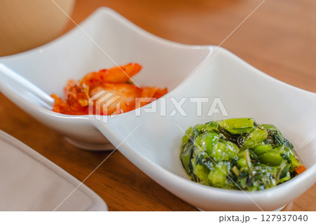 キムチと青菜のおひたしが並ぶ小鉢の副菜 127937040
