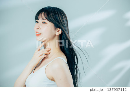 若い女性のポートレート 127937112