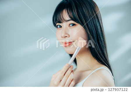 メイクする若い女性 127937122