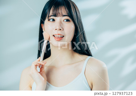 メイクする若い女性 127937123