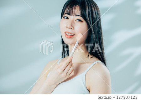 メイクする若い女性 127937125
