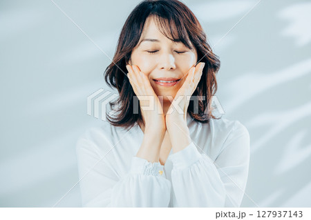 女性　ビューティー　ミドルシニア 127937143