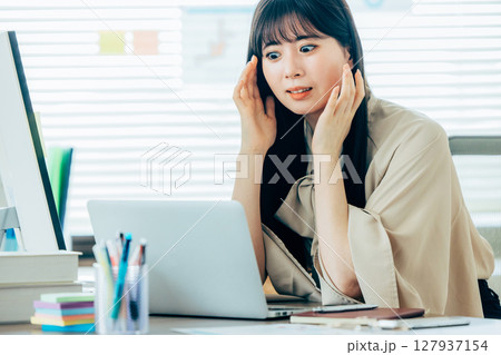 女性　スマホ　ビジネス 127937154