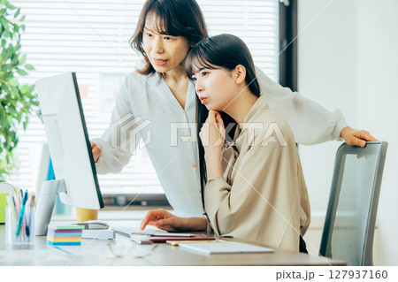 上司と部下　ビジネスイメージ 127937160