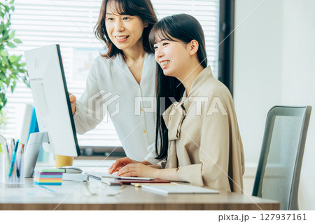 上司と部下　ビジネスイメージ 127937161