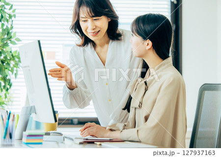 上司と部下　ビジネスイメージ 127937163