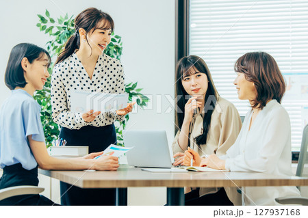 ミーティングをする女性たち ミーティングをする女性たち 127937168