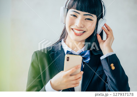 女子高生　制服　音楽を聴く 127937178