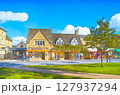 イギリス　コッツウォルズの街並み 127937294
