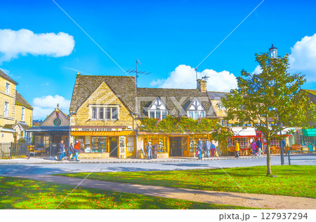 イギリス　コッツウォルズの街並み 127937294