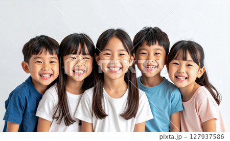 笑顔の子供たち 127937586