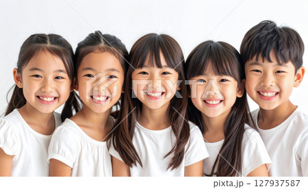 笑顔の子供たち 127937587