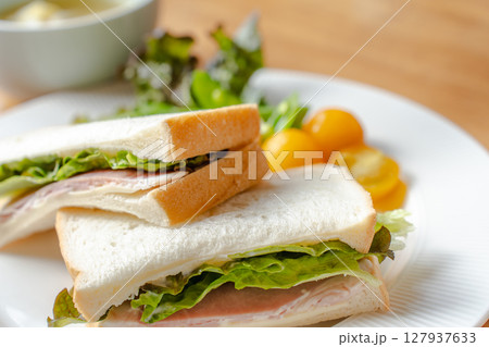 ハムサンドと野菜サラダの朝食プレート 127937633
