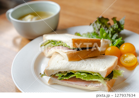 ハムサンドと野菜サラダの朝食プレート ハムサンドと野菜サラダの朝食プレート 127937634