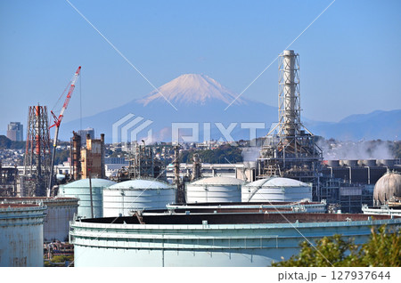 工場地帯から見る冬の富士山 工場地帯から見る冬の富士山 127937644