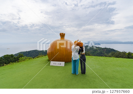 うずの丘の景観と玉ねぎオブジェ（大鳴門橋記念館） 127937660