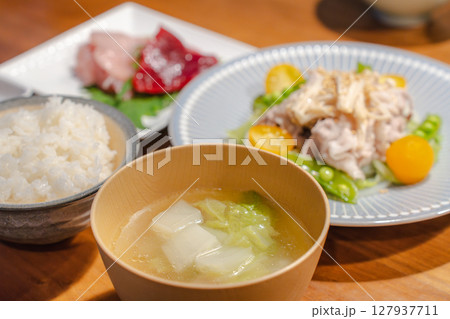 冷しゃぶサラダと味噌汁の和食夕食 冷しゃぶサラダと味噌汁の和食夕食 127937711