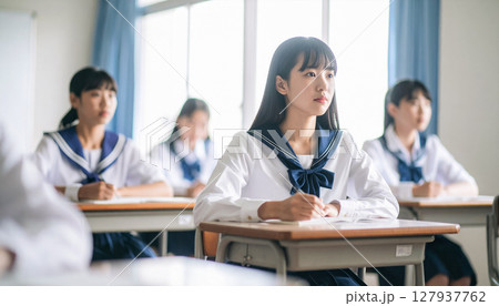授業を受ける女子学生 127937762