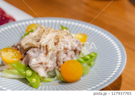 黄トマトとえのきの冷しゃぶサラダ 黄トマトとえのきの冷しゃぶサラダ 127937765