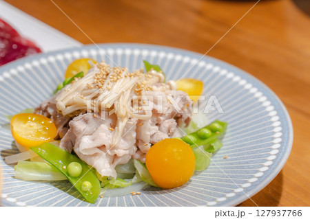 黄トマトとえのきの冷しゃぶサラダ 127937766