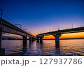 夕日に染まる都市高速と鉄道線 127937786