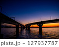 夕日に染まる都市高速と鉄道線 127937787