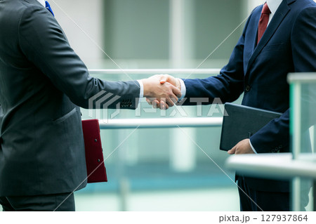 握手するビジネスマン 127937864